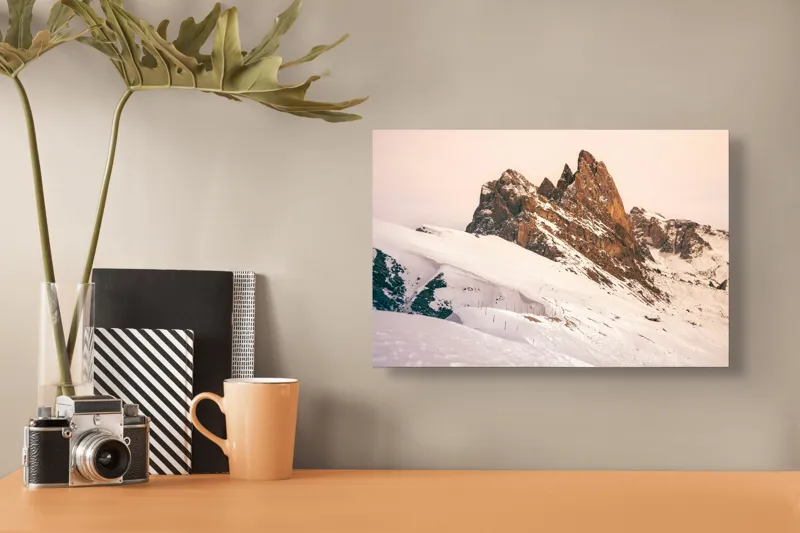 Tablou Canvas, "Munți înzăpeziți sub apus rozaliu", Pictură, Frumusețe, Măreție, Munți, Ninsoare, Majestuos, Peisaj, Tranquilitate, Splendoare, Natură, 39 x 26 cm – poza 3