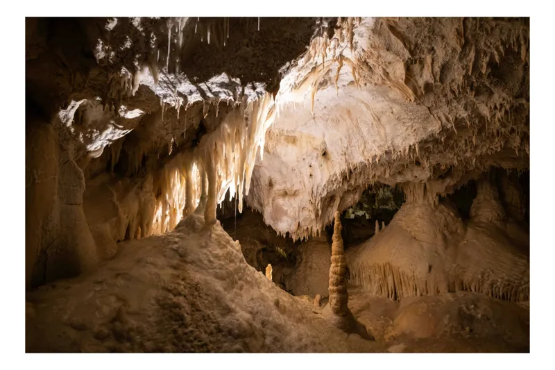 Tablou Canvas, "Forme misterioase în adâncurile peșterii", Stalactite, Stalagmite, Lumină, Peșteră, Forme, Natură, Umbre, Rocă, Texturi, Mister., 50 x 50 cm