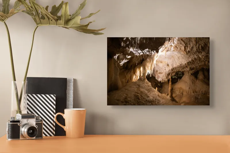 Tablou Canvas, "Forme misterioase în adâncurile peșterii", Stalactite, Stalagmite, Lumină, Peșteră, Forme, Natură, Umbre, Rocă, Texturi, Mister., 39 x 26 cm – poza 3