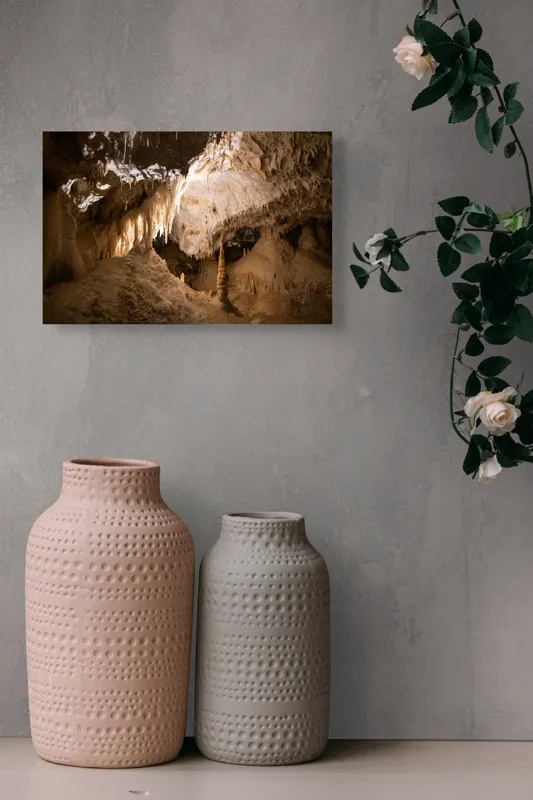 Tablou Canvas, "Forme misterioase în adâncurile peșterii", Stalactite, Stalagmite, Lumină, Peșteră, Forme, Natură, Umbre, Rocă, Texturi, Mister., 39 x 26 cm – poza 4