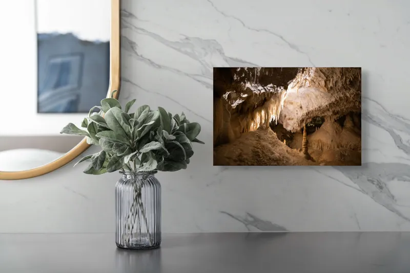 Tablou Canvas, "Forme misterioase în adâncurile peșterii", Stalactite, Stalagmite, Lumină, Peșteră, Forme, Natură, Umbre, Rocă, Texturi, Mister., 39 x 26 cm – poza 5