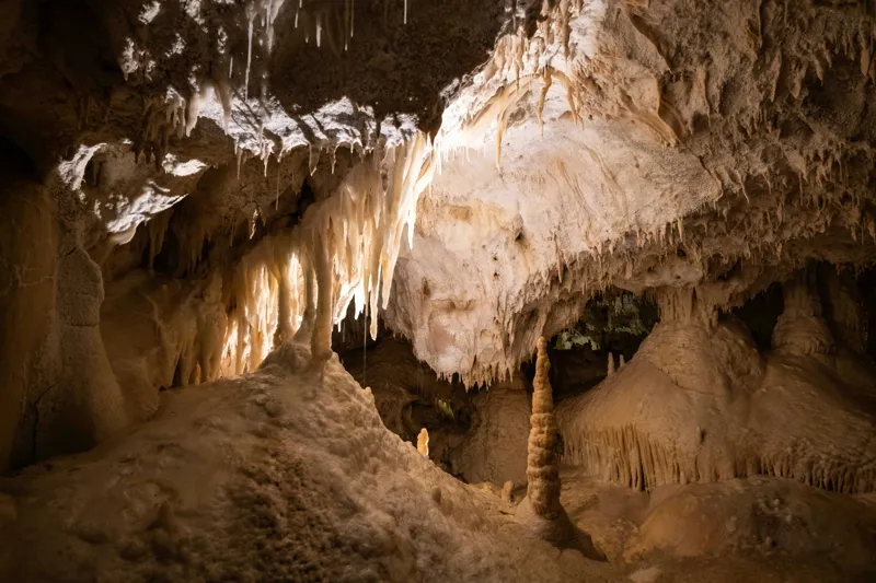 Tablou Canvas, "Forme misterioase în adâncurile peșterii", Stalactite, Stalagmite, Lumină, Peșteră, Forme, Natură, Umbre, Rocă, Texturi, Mister., 39 x 26 cm – poza 2