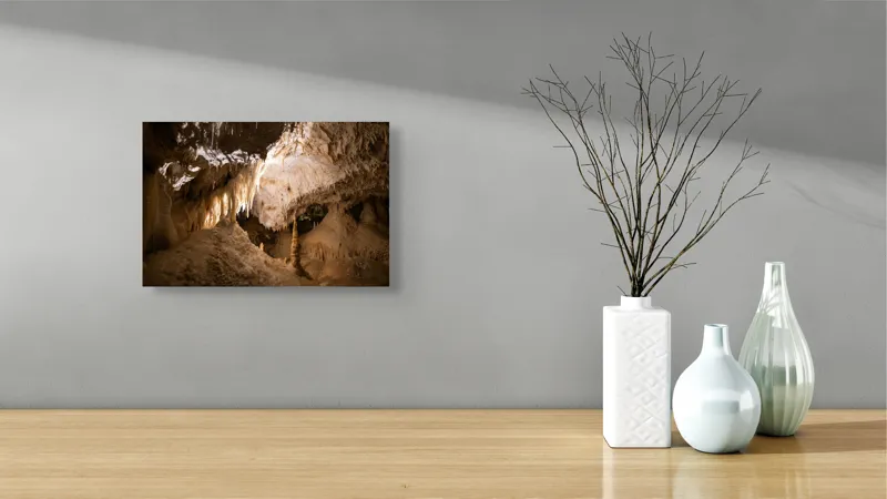 Tablou Canvas, "Forme misterioase în adâncurile peșterii", Stalactite, Stalagmite, Lumină, Peșteră, Forme, Natură, Umbre, Rocă, Texturi, Mister., 39 x 26 cm – poza 8