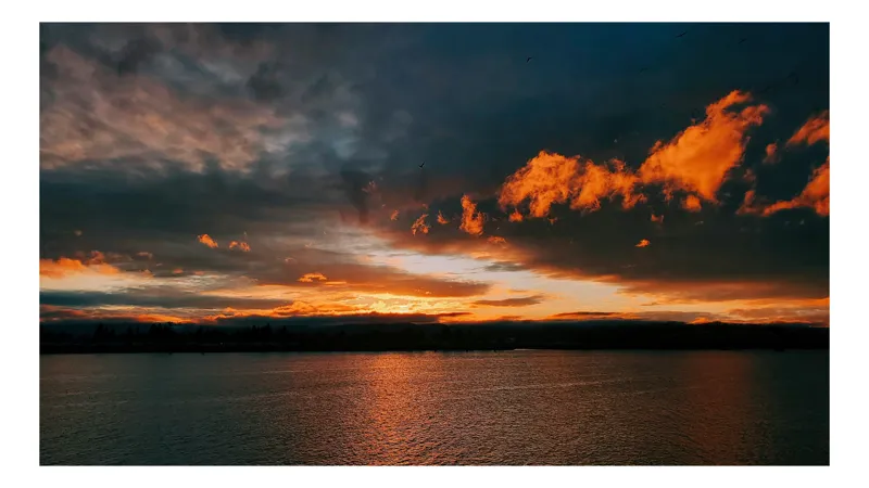 Tablou Canvas, "Apus de soare peste lac liniștit", Cer, Apus, Nori, Reflexii, Lumină, Apă, Orizont, Vibrant, Dramatic, Serenitate, 54 x 39 cm