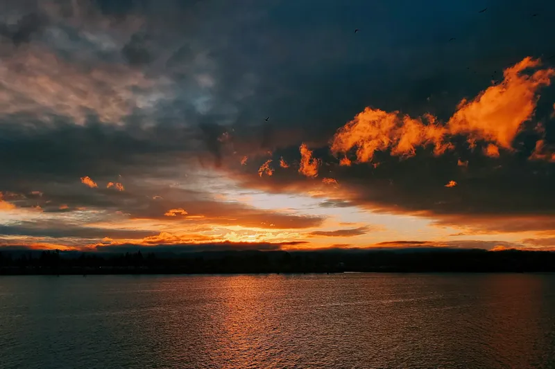 Tablou Canvas, "Apus de soare peste lac liniștit", Cer, Apus, Nori, Reflexii, Lumină, Apă, Orizont, Vibrant, Dramatic, Serenitate, 39 x 26 cm – poza 2