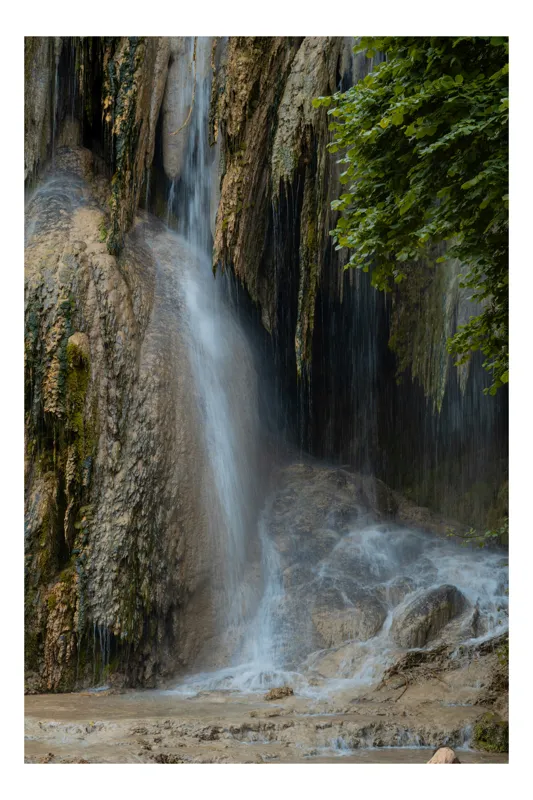 Tablou Canvas, "Căderea lină a apei cristaline", Cascadă, Apă, Piatra, Vegetație, Curgere, Natură, Liniște, Roci, Frunziș, Umed, Răcoritor, Impresionant, Relaxare, Eco, Verde, Sclipire, Poetic, Minunat, Melodios, Stroci., 39 x 54 cm