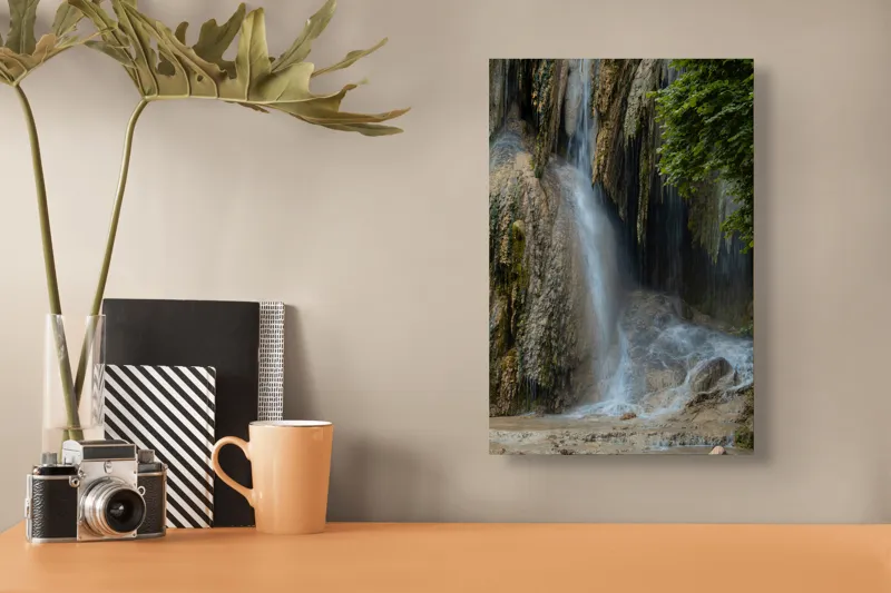 Tablou Canvas, "Căderea lină a apei cristaline", Cascadă, Apă, Piatra, Vegetație, Curgere, Natură, Liniște, Roci, Frunziș, Umed, Răcoritor, Impresionant, Relaxare, Eco, Verde, Sclipire, Poetic, Minunat, Melodios, Stroci., 26 x 39 cm – poza 3