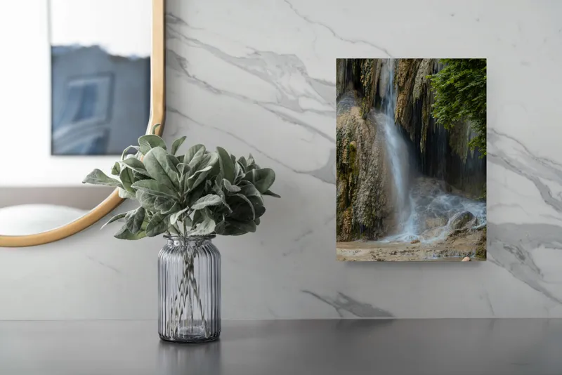 Tablou Canvas, "Căderea lină a apei cristaline", Cascadă, Apă, Piatra, Vegetație, Curgere, Natură, Liniște, Roci, Frunziș, Umed, Răcoritor, Impresionant, Relaxare, Eco, Verde, Sclipire, Poetic, Minunat, Melodios, Stroci., 26 x 39 cm – poza 4