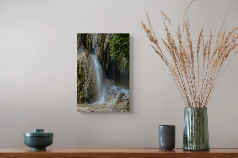 Tablou Canvas, "Căderea lină a apei cristaline", Cascadă, Apă, Piatra, Vegetație, Curgere, Natură, Liniște, Roci, Frunziș, Umed, Răcoritor, Impresionant, Relaxare, Eco, Verde, Sclipire, Poetic, Minunat, Melodios, Stroci., 26 x 39 cm – poza 5