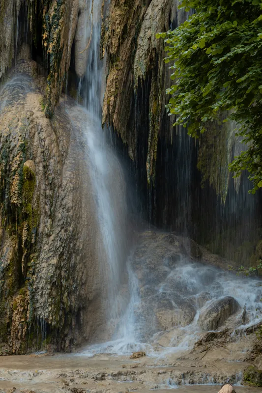 Tablou Canvas, "Căderea lină a apei cristaline", Cascadă, Apă, Piatra, Vegetație, Curgere, Natură, Liniște, Roci, Frunziș, Umed, Răcoritor, Impresionant, Relaxare, Eco, Verde, Sclipire, Poetic, Minunat, Melodios, Stroci., 26 x 39 cm – poza 2