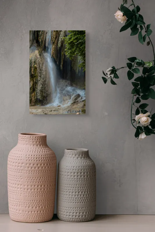 Tablou Canvas, "Căderea lină a apei cristaline", Cascadă, Apă, Piatra, Vegetație, Curgere, Natură, Liniște, Roci, Frunziș, Umed, Răcoritor, Impresionant, Relaxare, Eco, Verde, Sclipire, Poetic, Minunat, Melodios, Stroci., 26 x 39 cm – poza 6