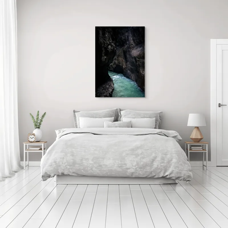 Tablou Canvas, "Misterele unui defileu stâncos întunecat", Întunecat, Pitoresc, Râpa, Apă, Piatra, Adânc, Misterios, Sălbatic, Răcoritor, 70 x 100 cm – poza 3