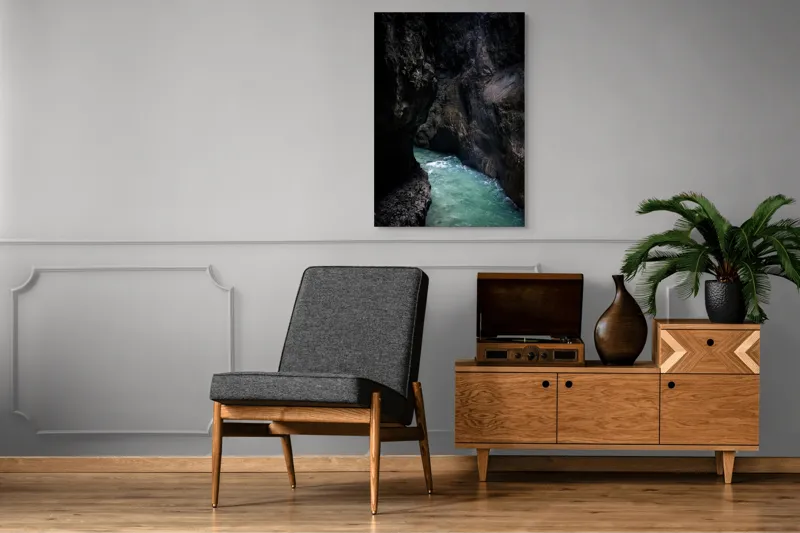 Tablou Canvas, "Misterele unui defileu stâncos întunecat", Întunecat, Pitoresc, Râpa, Apă, Piatra, Adânc, Misterios, Sălbatic, Răcoritor, 70 x 100 cm – poza 6