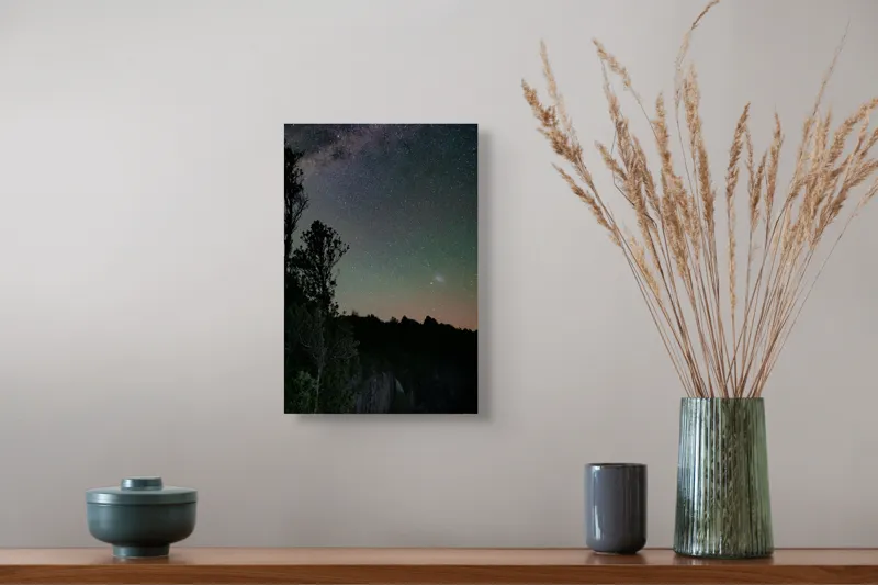 Tablou Canvas, "Cerul înstelat peste pădurea tăcută", Cer, Stele, Siluete, Copaci, Lumină, Noapte, Natură, Peisaj, Seninătate, Univers, 26 x 39 cm – poza 5