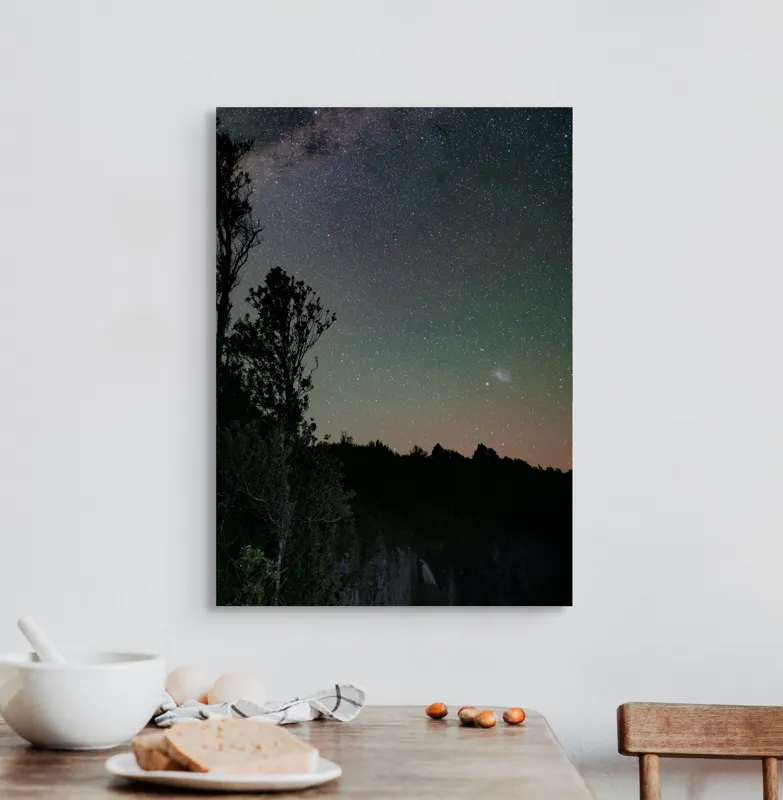 Tablou Canvas, "Cerul înstelat peste pădurea tăcută", Cer, Stele, Siluete, Copaci, Lumină, Noapte, Natură, Peisaj, Seninătate, Univers, 50 x 70 cm – poza 3