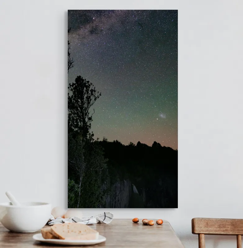 Tablou Canvas, "Cerul înstelat peste pădurea tăcută", Cer, Stele, Siluete, Copaci, Lumină, Noapte, Natură, Peisaj, Seninătate, Univers, 50 x 90 cm – poza 3