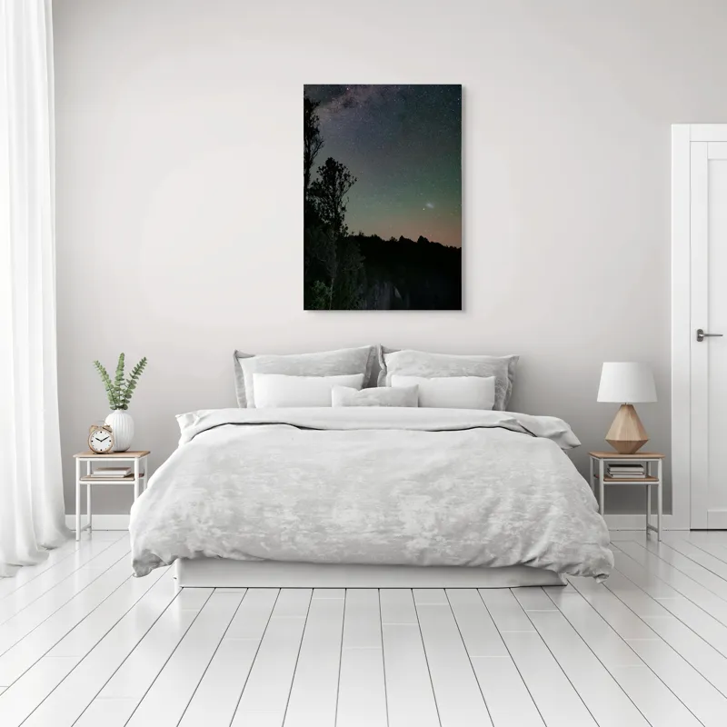 Tablou Canvas, "Cerul înstelat peste pădurea tăcută", Cer, Stele, Siluete, Copaci, Lumină, Noapte, Natură, Peisaj, Seninătate, Univers, 70 x 100 cm – poza 3