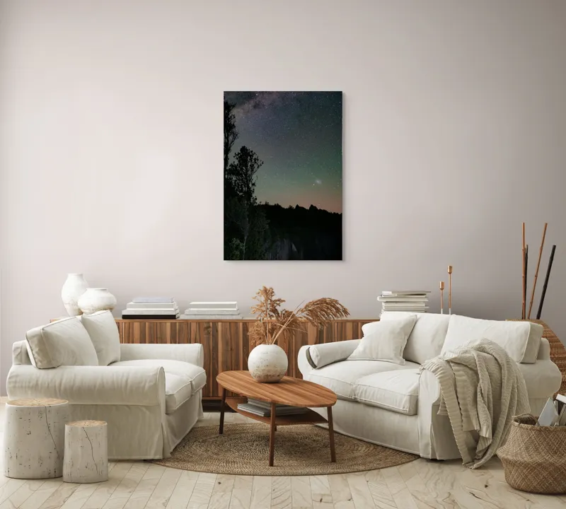 Tablou Canvas, "Cerul înstelat peste pădurea tăcută", Cer, Stele, Siluete, Copaci, Lumină, Noapte, Natură, Peisaj, Seninătate, Univers, 70 x 100 cm – poza 4