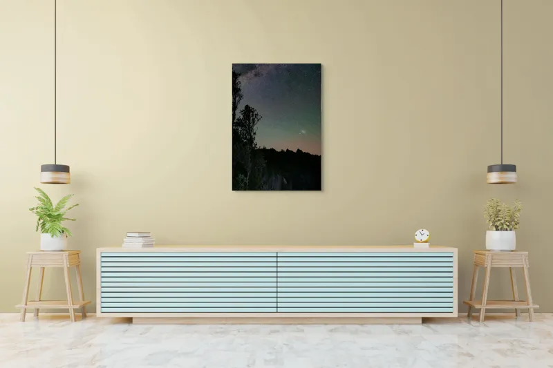Tablou Canvas, "Cerul înstelat peste pădurea tăcută", Cer, Stele, Siluete, Copaci, Lumină, Noapte, Natură, Peisaj, Seninătate, Univers, 70 x 100 cm – poza 5