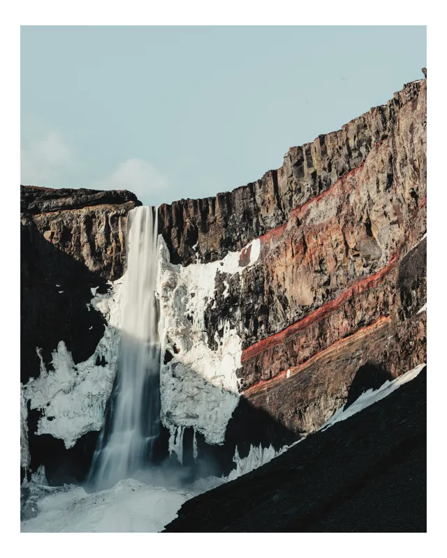 Tablou Canvas, "Cascada printre stânci semețe și gheață", Cascadă, Stânci, Zăpadă, Albastru, Natură, Impunător, Răcoritor, 50 x 90 cm