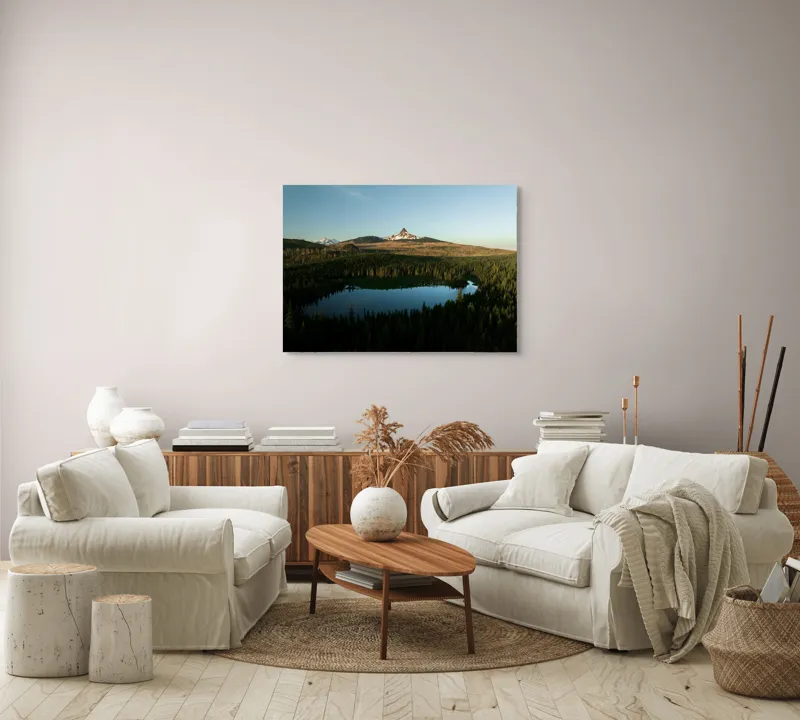 Tablou Canvas, "Reflecții ale naturii în munți verzi", Munte, Apus, Lac, Pădure, Reflecție, Serenitate, Natură, Peisaj., 100 x 70 cm – poza 3