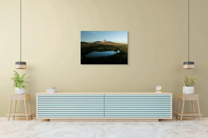 Tablou Canvas, "Reflecții ale naturii în munți verzi", Munte, Apus, Lac, Pădure, Reflecție, Serenitate, Natură, Peisaj., 100 x 70 cm – poza 4