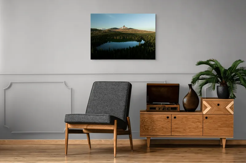 Tablou Canvas, "Reflecții ale naturii în munți verzi", Munte, Apus, Lac, Pădure, Reflecție, Serenitate, Natură, Peisaj., 100 x 70 cm – poza 8