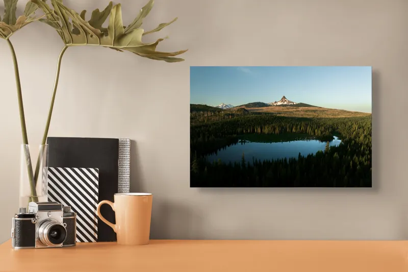 Tablou Canvas, "Reflecții ale naturii în munți verzi", Munte, Apus, Lac, Pădure, Reflecție, Serenitate, Natură, Peisaj., 39 x 26 cm – poza 3
