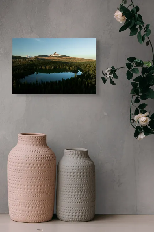 Tablou Canvas, "Reflecții ale naturii în munți verzi", Munte, Apus, Lac, Pădure, Reflecție, Serenitate, Natură, Peisaj., 39 x 26 cm – poza 4