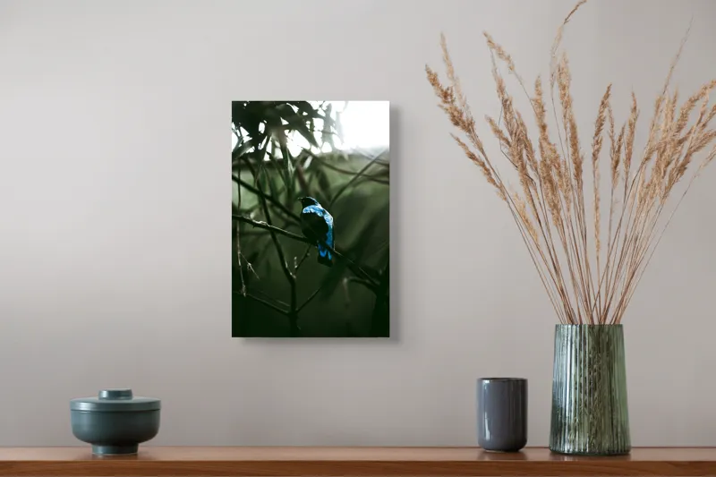 Tablou Canvas, "Pasărea albastră în pădure misterioasă", Pasăre, Albastră, Ramură, Frunze, Siluetă, Lumină, Natural, Exotic, 26 x 39 cm – poza 5