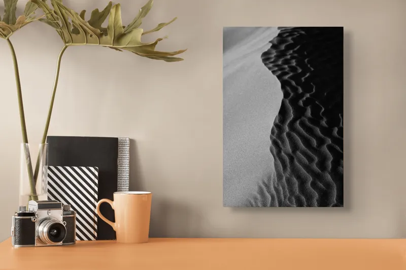 Tablou Canvas, "Lumini și umbre pe dunele desertului", Ondulare, Textură, Contrast, Dune, Umbră, Nisip, Lumină, Forme, Naturalețe, Sinuozitate, 26 x 39 cm – poza 3