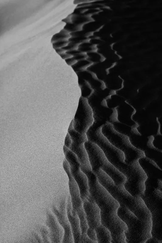 Tablou Canvas, "Lumini și umbre pe dunele desertului", Ondulare, Textură, Contrast, Dune, Umbră, Nisip, Lumină, Forme, Naturalețe, Sinuozitate, 26 x 39 cm – poza 2