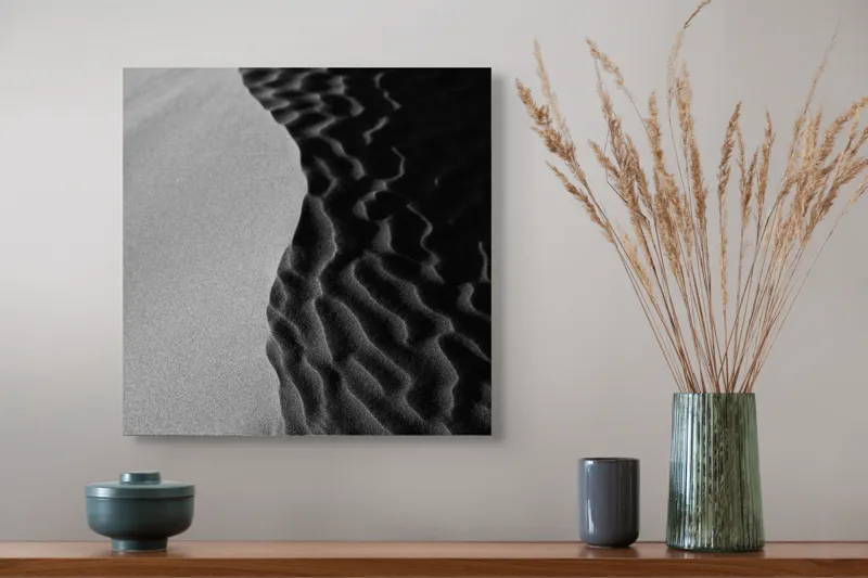 Tablou Canvas, "Lumini și umbre pe dunele desertului", Ondulare, Textură, Contrast, Dune, Umbră, Nisip, Lumină, Forme, Naturalețe, Sinuozitate, 50 x 50 cm – poza 4