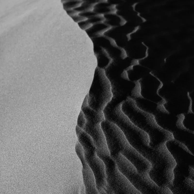 Tablou Canvas, "Lumini și umbre pe dunele desertului", Ondulare, Textură, Contrast, Dune, Umbră, Nisip, Lumină, Forme, Naturalețe, Sinuozitate, 50 x 50 cm – poza 2