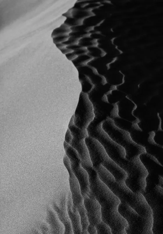 Tablou Canvas, "Lumini și umbre pe dunele desertului", Ondulare, Textură, Contrast, Dune, Umbră, Nisip, Lumină, Forme, Naturalețe, Sinuozitate, 70 x 100 cm – poza 2