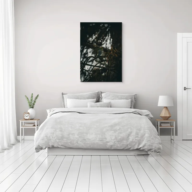 Tablou Canvas, "Pasăre ascunsă printre crengile copacilor", Pene, Frunziș, Umbre, Natură, Ramuri, Pasăre, Mister, Întuneric, 70 x 100 cm – poza 3