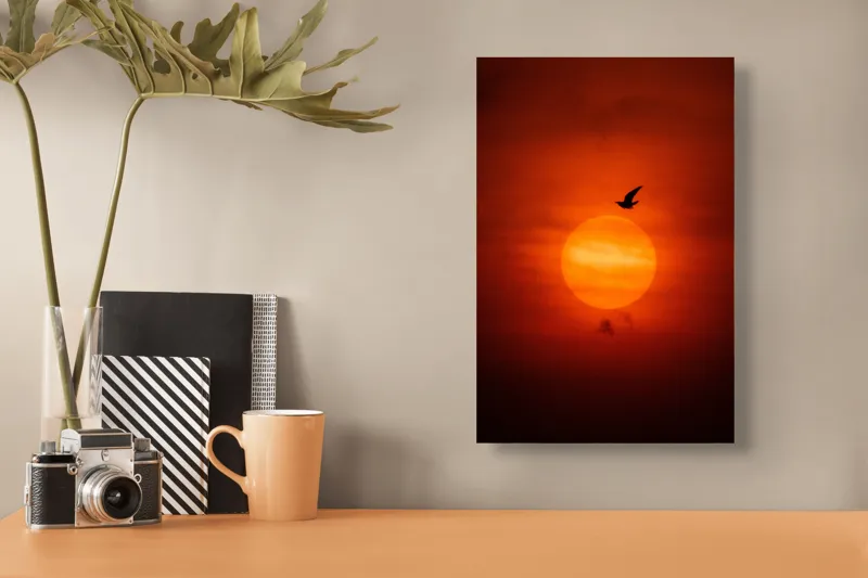 Tablou Canvas, "Zborul păsării la apusul soarelui", Cer, Apus, Pasăre, Siluetă, Portocaliu, Soare, Umbre, Norii, Calm, Frumusețe, 26 x 39 cm – poza 3
