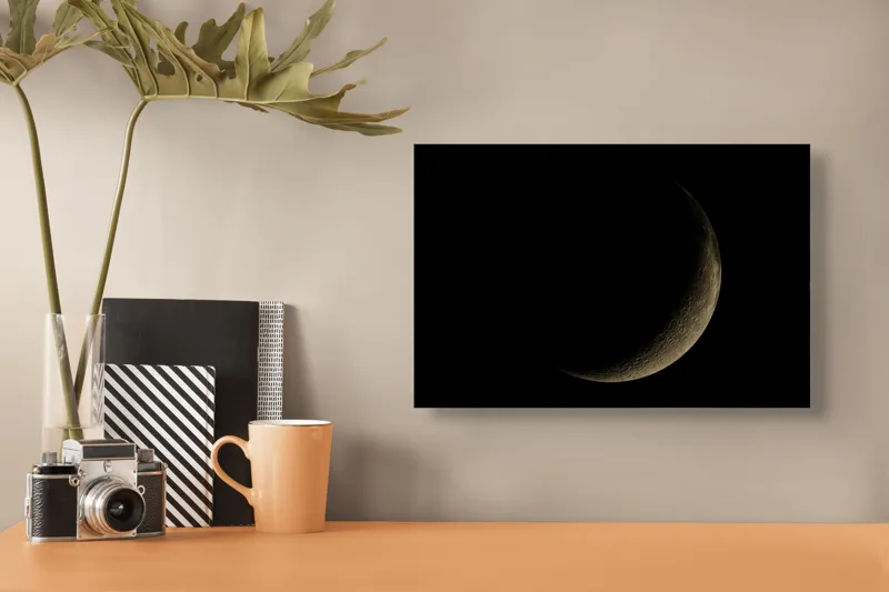 Tablou Canvas, "Lumina tainică a lunii noi", Mister, Serenitate, Umbre, Lumina, Fascinație, Taină, Astronomie, Noapte, 39 x 26 cm – poza 3