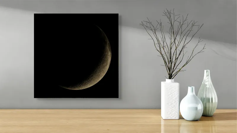 Tablou Canvas, "Lumina tainică a lunii noi", Mister, Serenitate, Umbre, Lumina, Fascinație, Taină, Astronomie, Noapte, 50 x 50 cm – poza 3