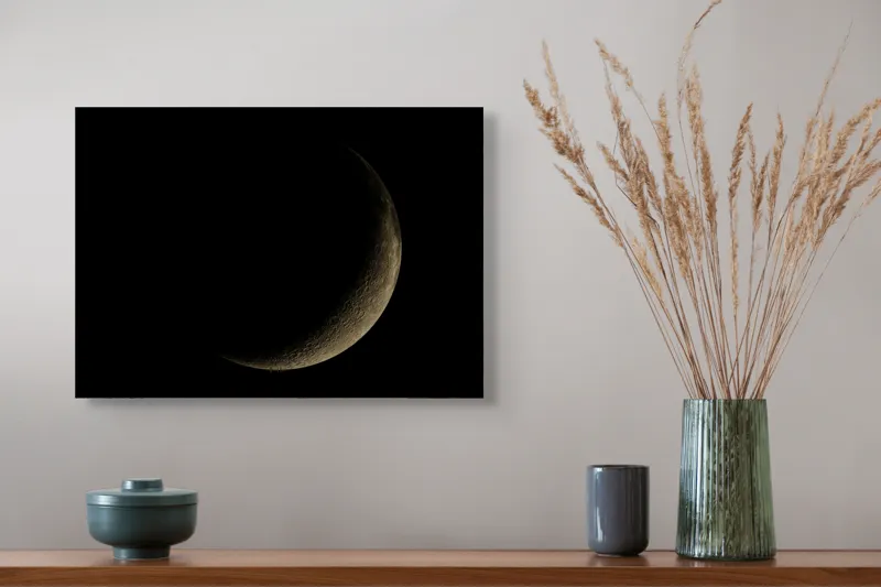 Tablou Canvas, "Lumina tainică a lunii noi", Mister, Serenitate, Umbre, Lumina, Fascinație, Taină, Astronomie, Noapte, 54 x 39 cm – poza 4
