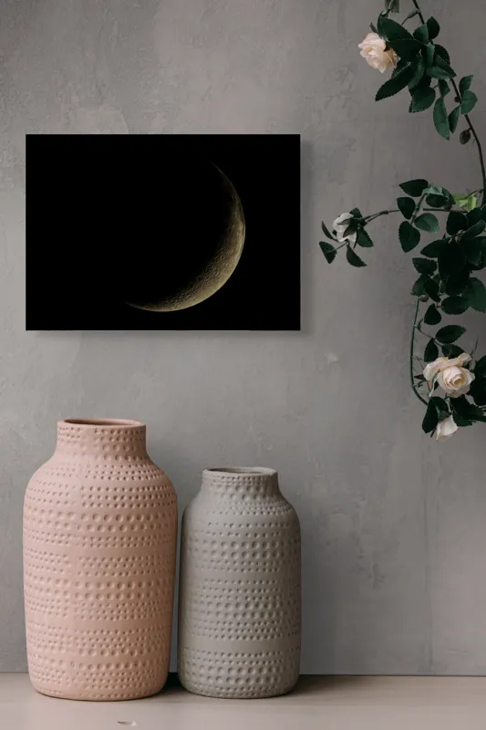 Tablou Canvas, "Lumina tainică a lunii noi", Mister, Serenitate, Umbre, Lumina, Fascinație, Taină, Astronomie, Noapte, 54 x 39 cm – poza 8