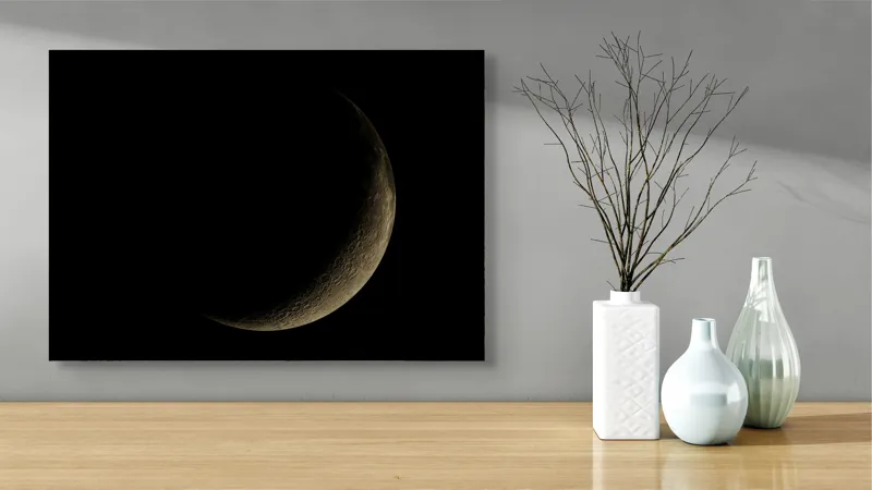 Tablou Canvas, "Lumina tainică a lunii noi", Mister, Serenitate, Umbre, Lumina, Fascinație, Taină, Astronomie, Noapte, 70 x 50 cm – poza 3