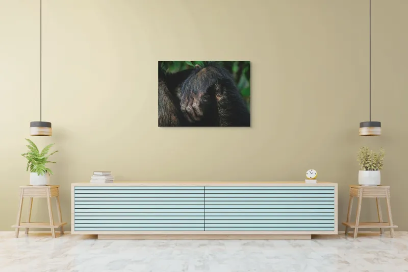 Tablou Canvas, "Mâna odihnită în liniștea junglei", Simian, Păr, Mână, Detaliu, Natură, Textură, Blană, Primate, Verdeață, Natural., 100 x 70 cm – poza 4