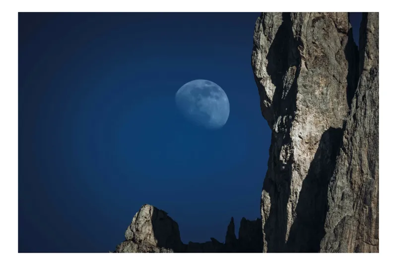 Tablou Canvas, "Luna misterioasă peste stânci semețe", Lună, Cer, Stâncă, Umbre, Noapte, Peisaj, Felinare, Stânci., 54 x 39 cm