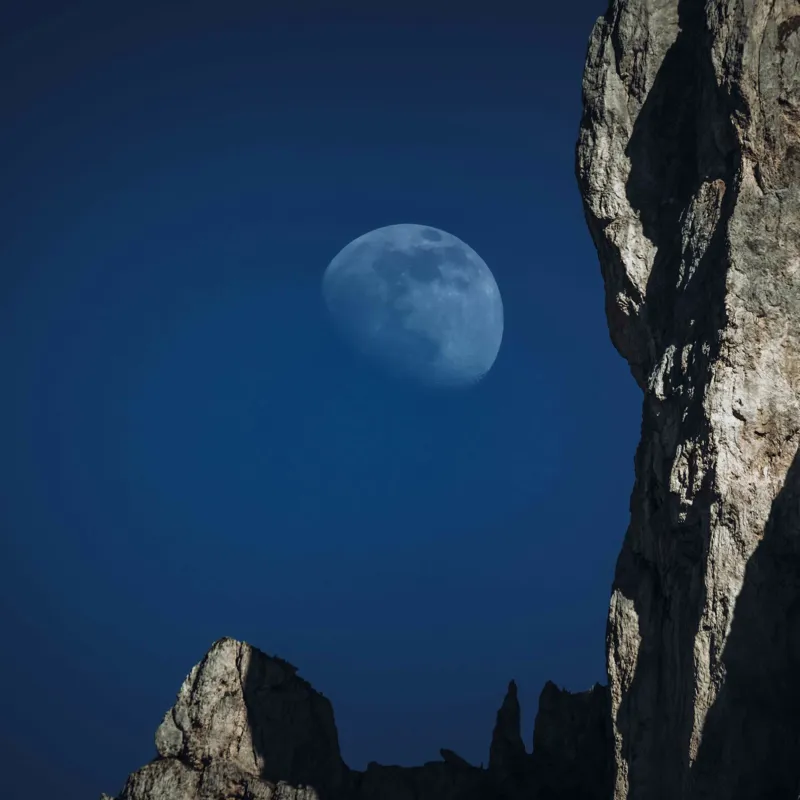 Tablou Canvas, "Luna misterioasă peste stânci semețe", Lună, Cer, Stâncă, Umbre, Noapte, Peisaj, Felinare, Stânci., 100 x 100 cm – poza 2