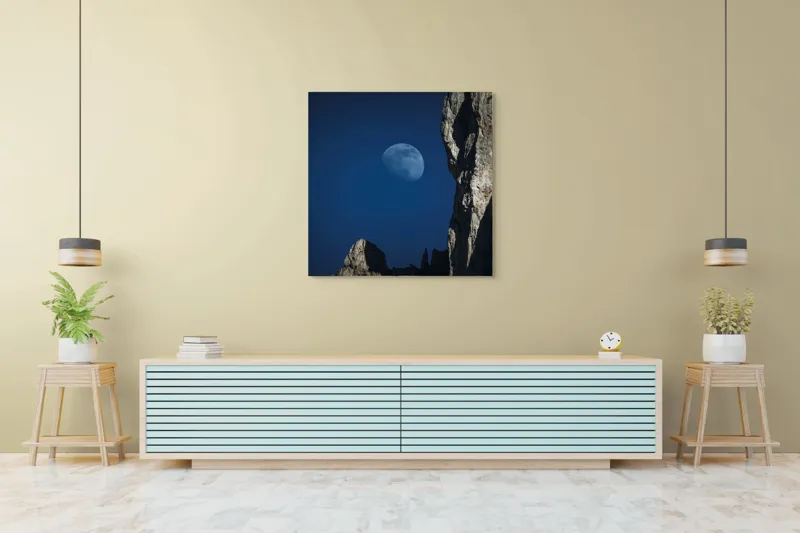 Tablou Canvas, "Luna misterioasă peste stânci semețe", Lună, Cer, Stâncă, Umbre, Noapte, Peisaj, Felinare, Stânci., 100 x 100 cm – poza 5