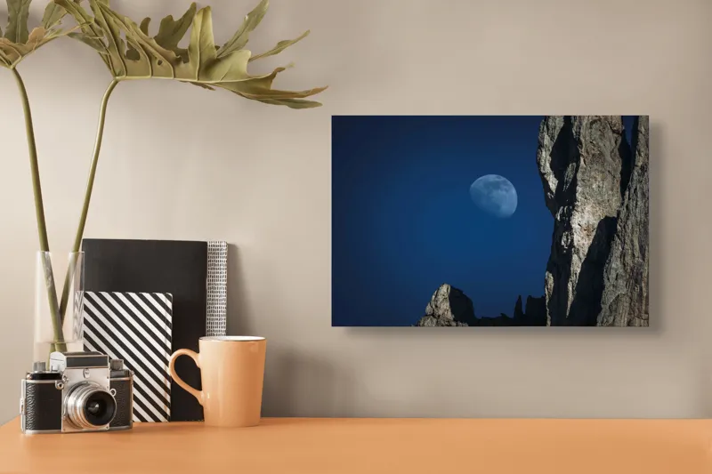 Tablou Canvas, "Luna misterioasă peste stânci semețe", Lună, Cer, Stâncă, Umbre, Noapte, Peisaj, Felinare, Stânci., 39 x 26 cm – poza 3