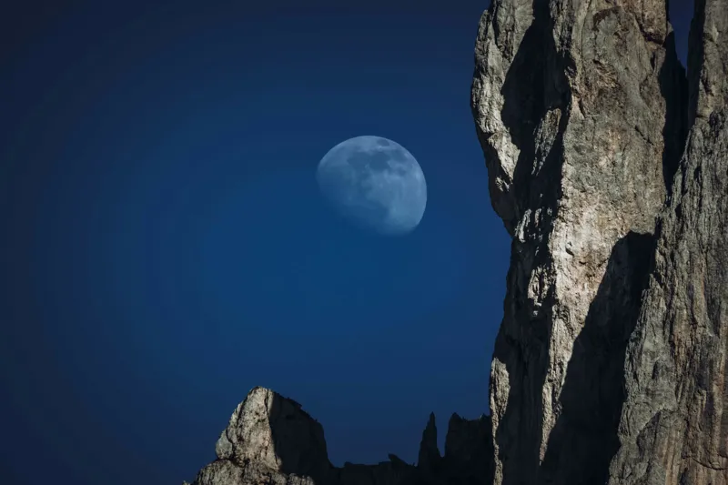 Tablou Canvas, "Luna misterioasă peste stânci semețe", Lună, Cer, Stâncă, Umbre, Noapte, Peisaj, Felinare, Stânci., 39 x 26 cm – poza 2