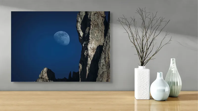 Tablou Canvas, "Luna misterioasă peste stânci semețe", Lună, Cer, Stâncă, Umbre, Noapte, Peisaj, Felinare, Stânci., 70 x 50 cm – poza 3