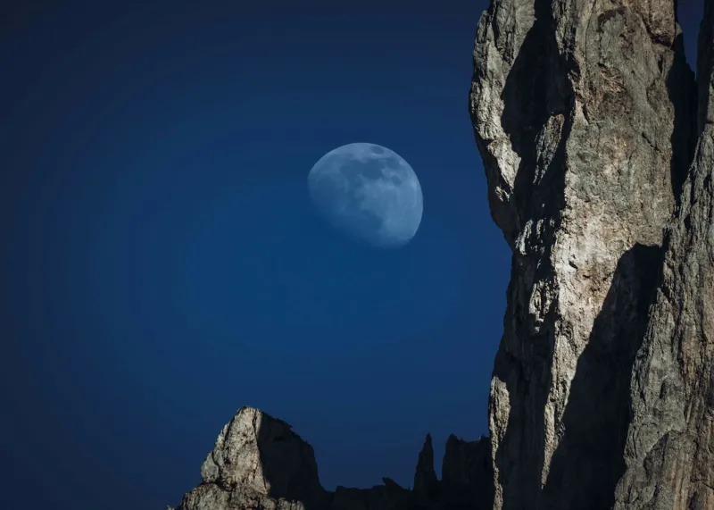 Tablou Canvas, "Luna misterioasă peste stânci semețe", Lună, Cer, Stâncă, Umbre, Noapte, Peisaj, Felinare, Stânci., 70 x 50 cm – poza 2